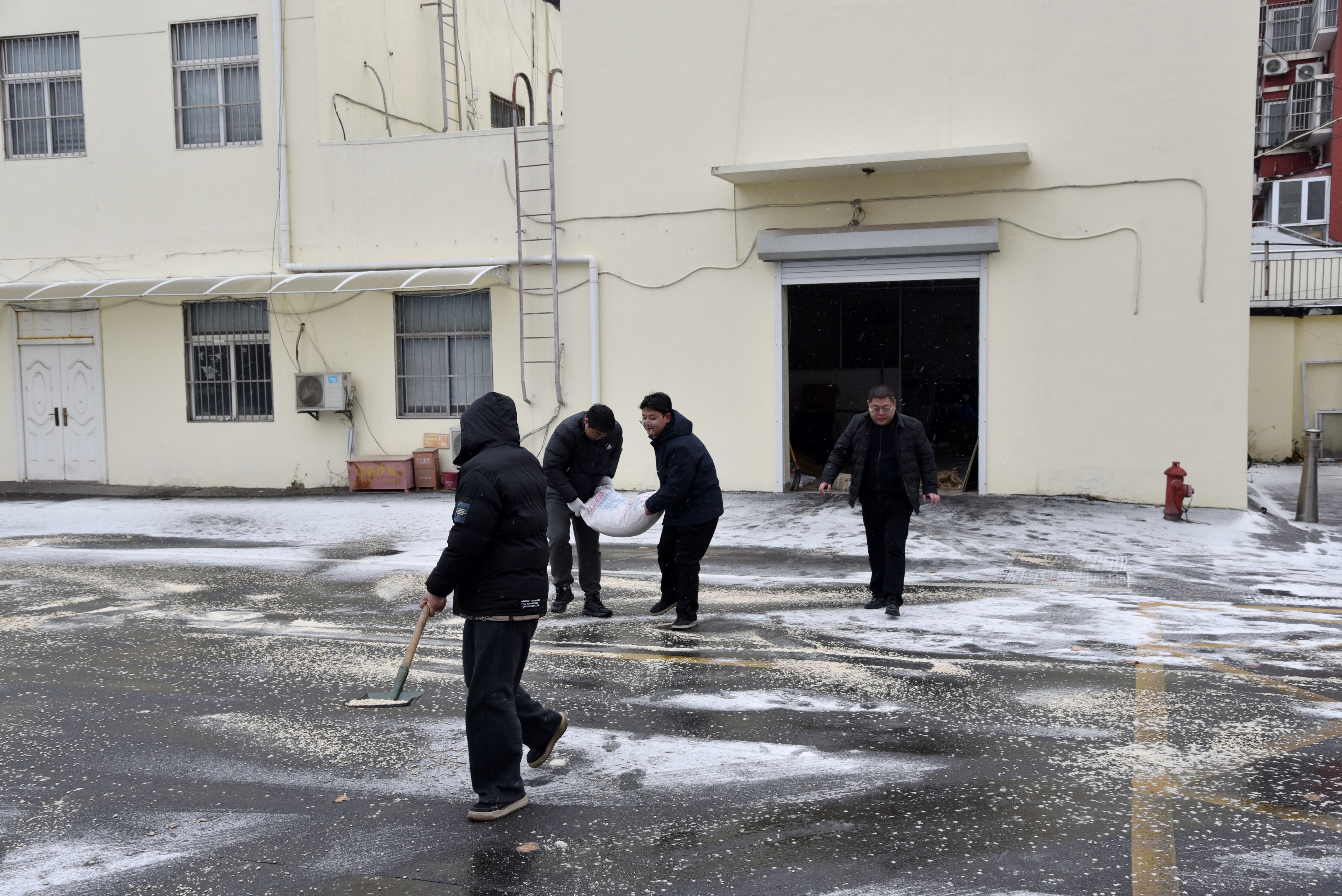 江苏海建公司高效开展除雪保障工作(图2)