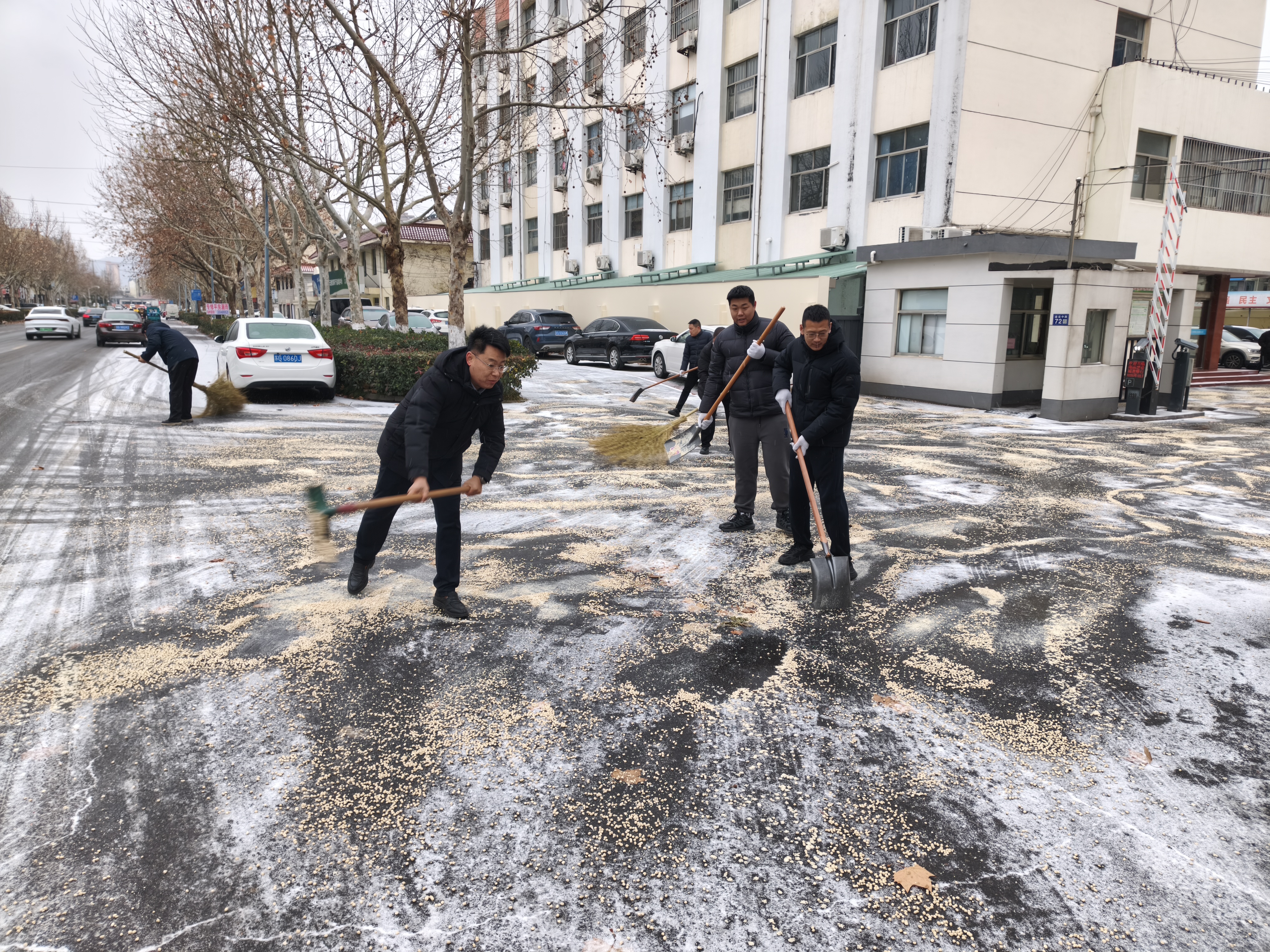 江苏海建公司高效开展除雪保障工作(图1)