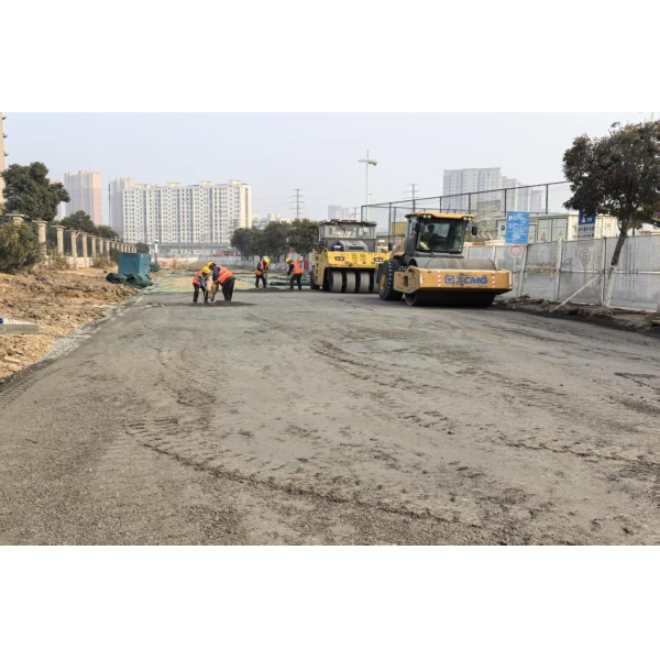 江苏海建北广场项目碧桂巷路面水稳基层摊铺完成