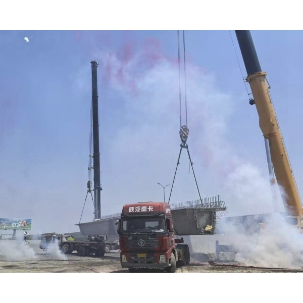瀛洲南路改造及南延工程（一期）宁海枢纽右跨桥首片箱梁 成功架设