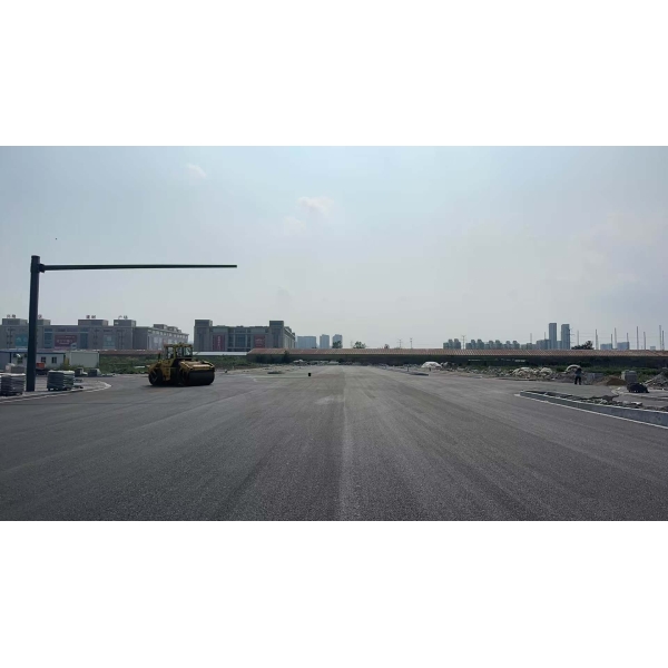新海初级中学科苑路校区周边三条路完成沥青摊铺