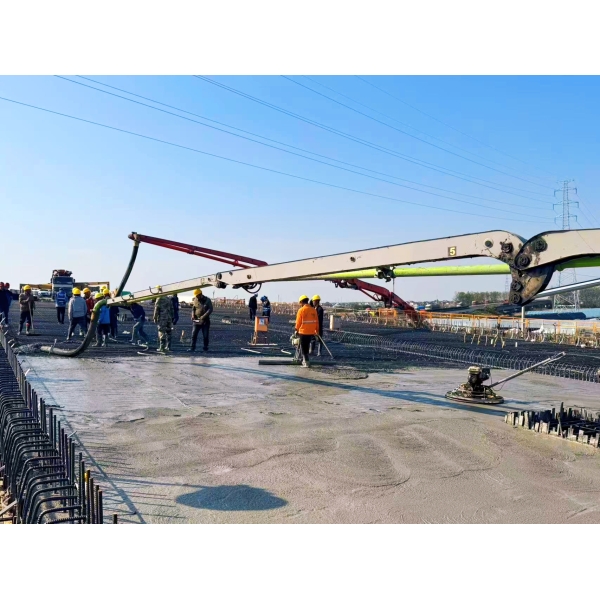 瀛洲南路一期跨204国道大桥第一联 顶板混凝土浇筑顺利完成