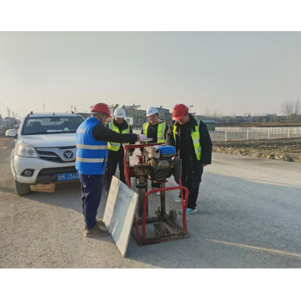 江苏海建S209苏巷至涧溪段改建工程项目部开展水稳上基层钻孔取芯检测工作