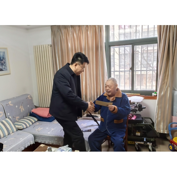 江苏海建公司春节前走访慰问企业军转干部