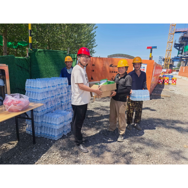 灌南县大丰渡口撤渡建桥工程施工项目部：炎炎夏日送清凉 项目关怀暖一线