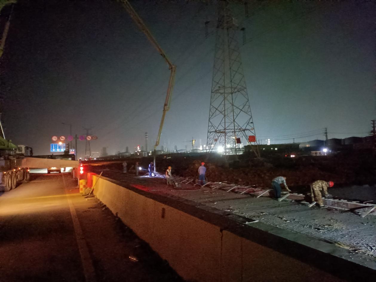 江苏海建公司国庆节加班加点抢抓工期(图1)